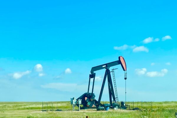 an oil pump in the middle of a field