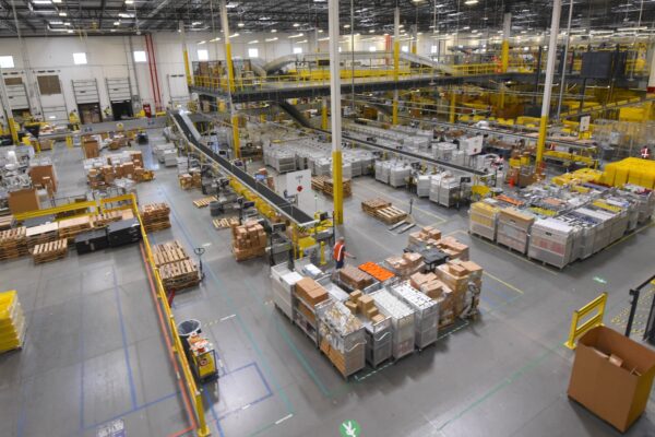 Larry Hogan tours Amazon warehouse in Maryland (36906693900)