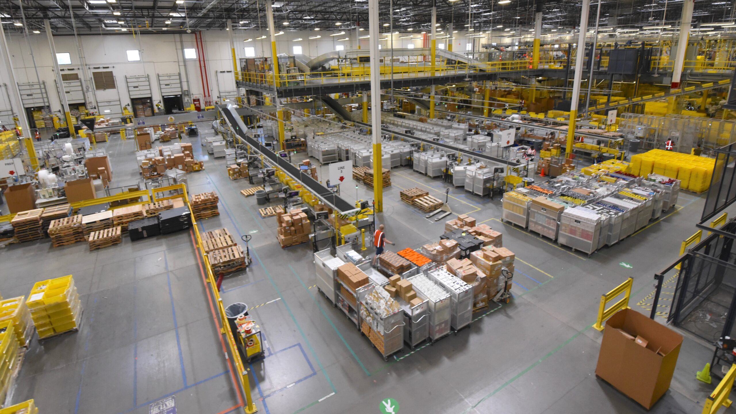 Larry Hogan tours Amazon warehouse in Maryland (36906693900)