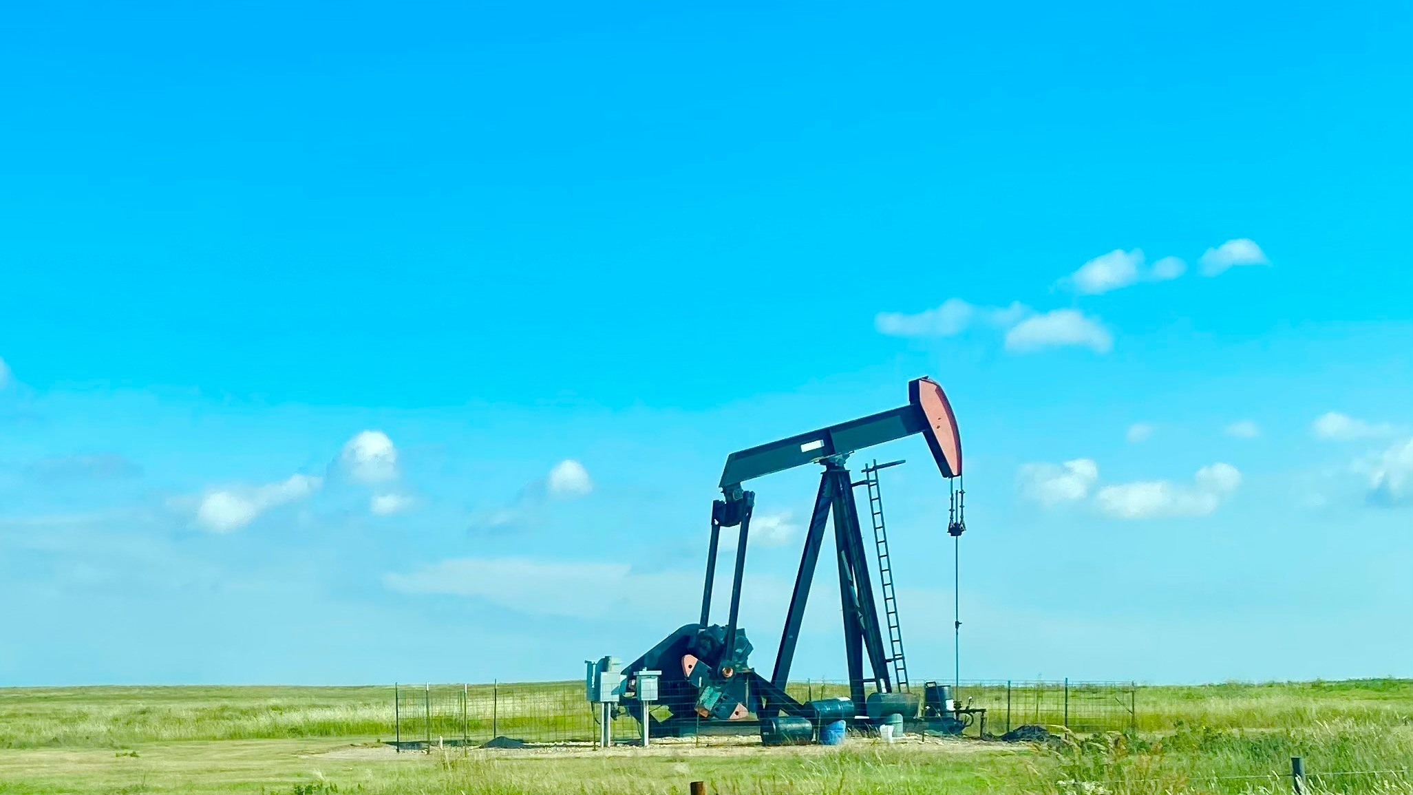 an oil pump in the middle of a field