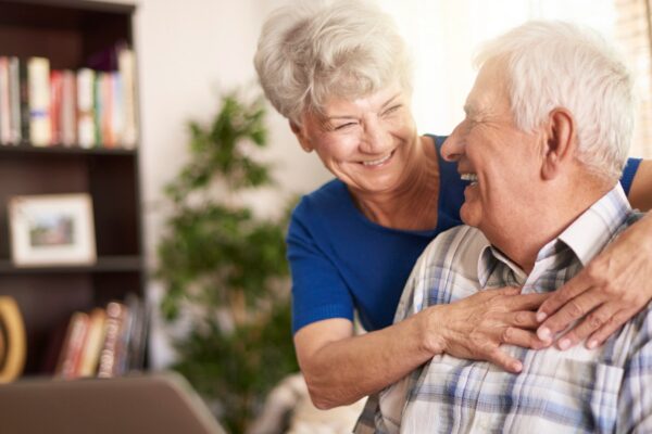Senior marriage using laptop in the living room