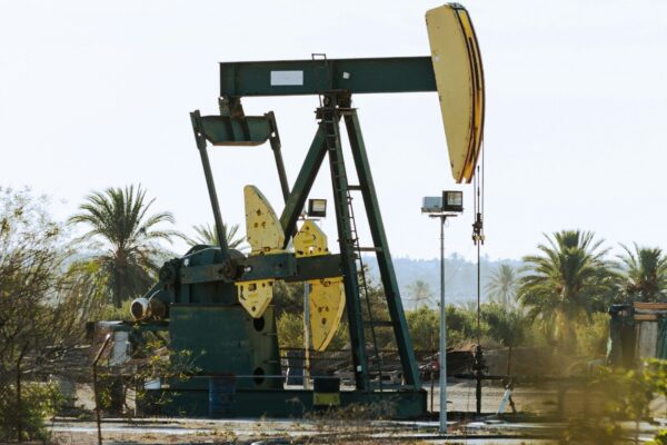 an oil pump sitting in the middle of a field