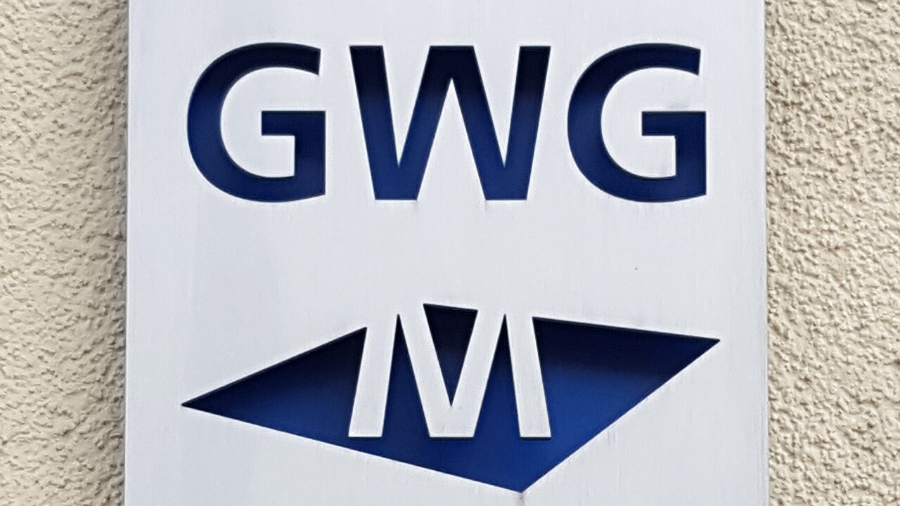 Firmenschilder und Häuser der gemeinnützigen Münchner Wohnbaugesellschaft GWG in der Münchner Au