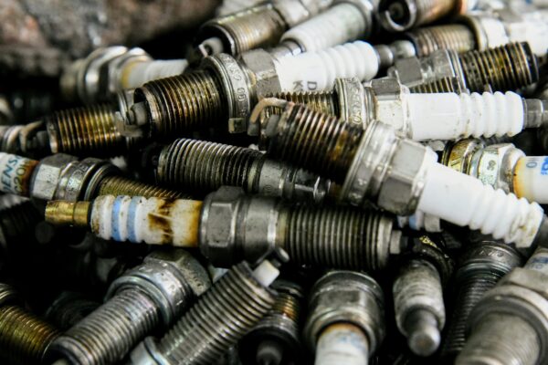 a pile of different types of screws on top of each other