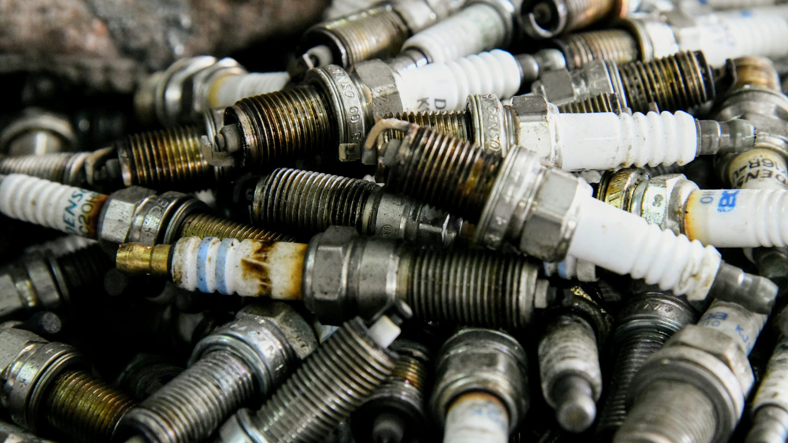 a pile of different types of screws on top of each other