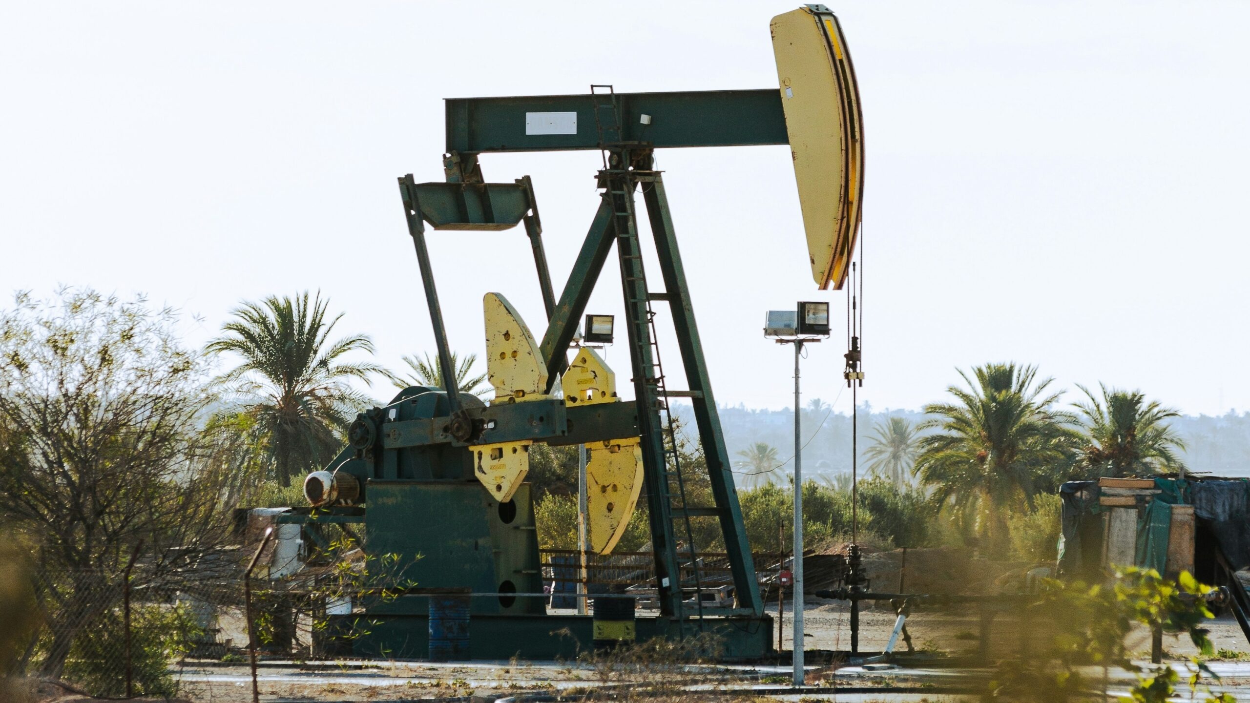 an oil pump sitting in the middle of a field