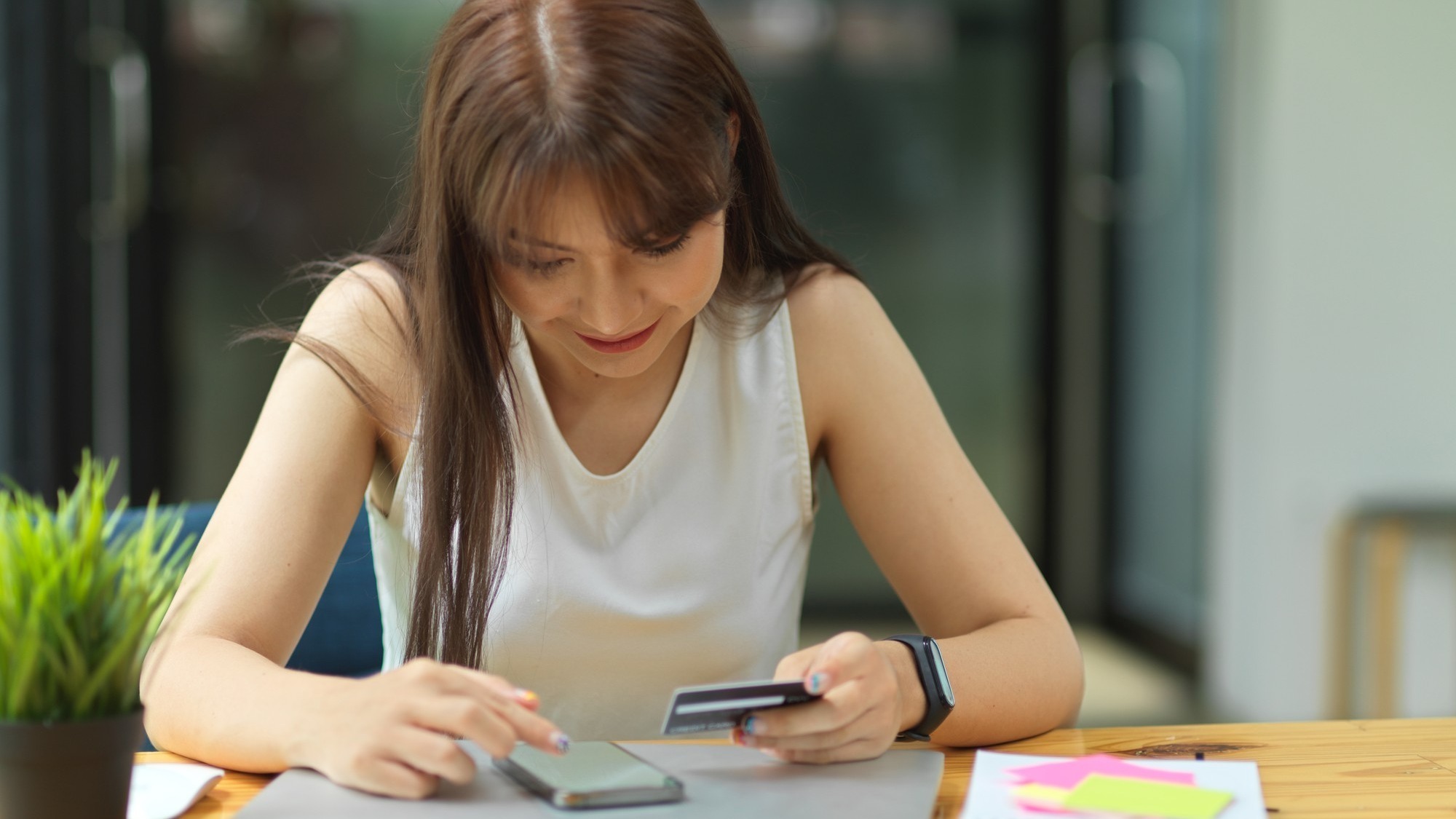 female pay via online application installed credit card to provide cashless payment transaction