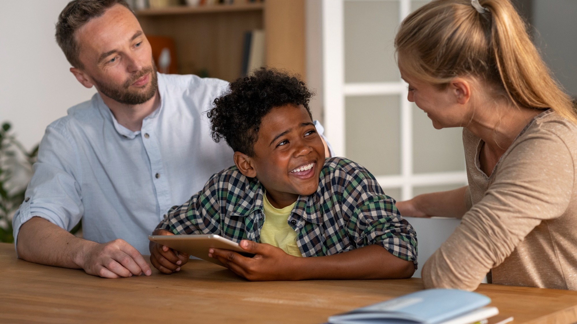 Medium shot smiley parents and kid at home