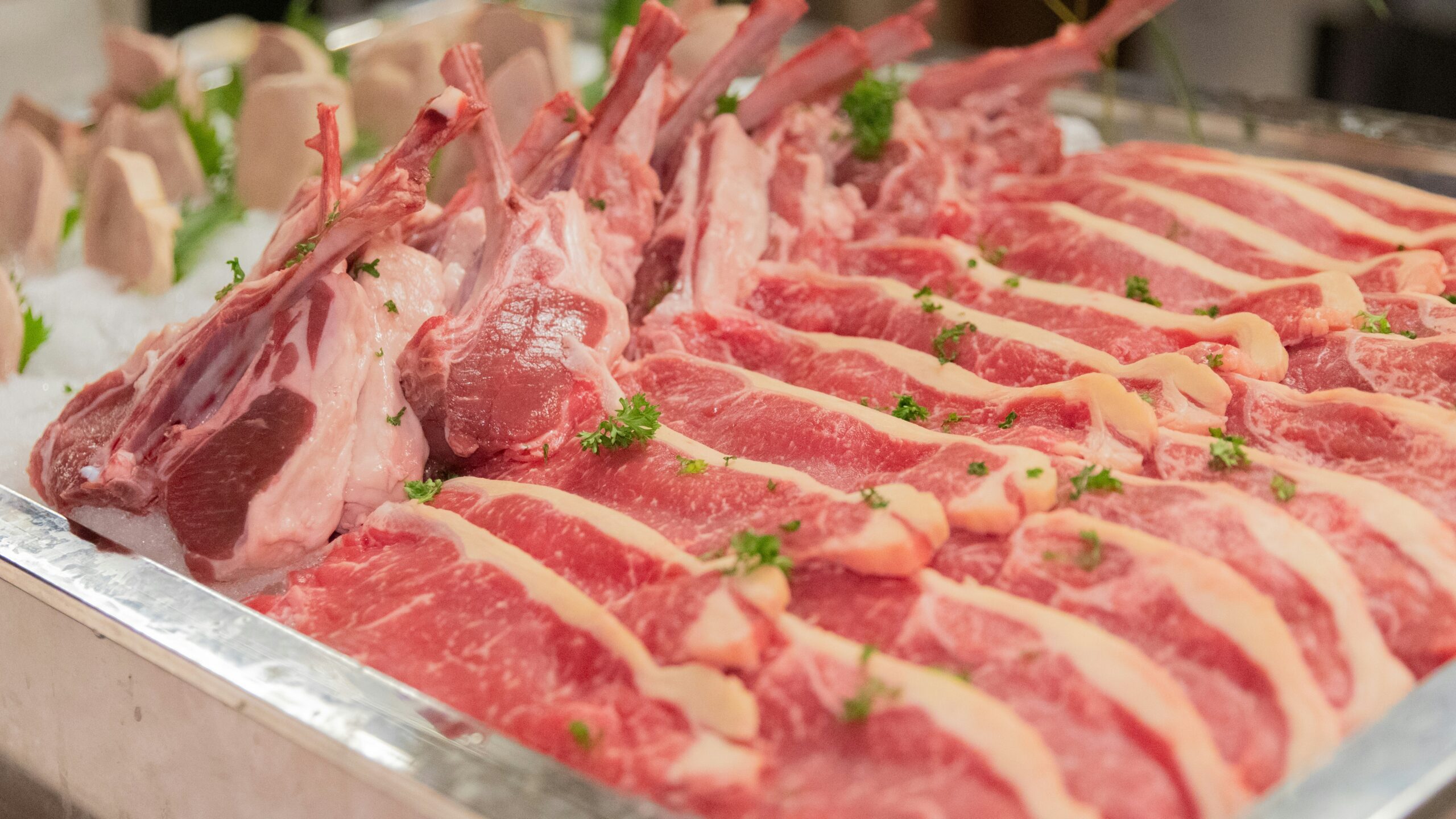 a bunch of raw meat sitting on top of a metal tray