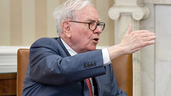 President Barack Obama meets with Warren Buffett, the Chairman of Berkshire Hathaway, in the Oval Office, July 18, 2011. (Official White House Photo by Pete Souza)