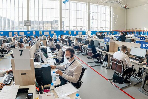 Работа московского колл-центра по вопросам коронавируса, расположенный в здании школы № 548 (проспект Лихачева, дом 11)