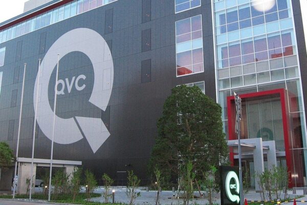 通信販売業「QVCジャパン」の本社（千葉市美浜区）。