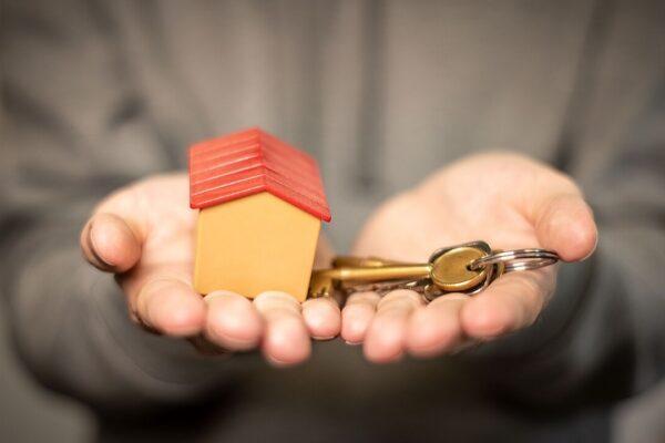 This photo illustrates the property inheritance process as we see a person handing over a home and a set of keys to someone else. This image has been released under Creative Commons Attribution Licensing, meaning we're more than happy for you to use it in any way you wish! We only ask that you credit us as the original owners by including a link to www.advokatsmart.no anywhere the image is published.