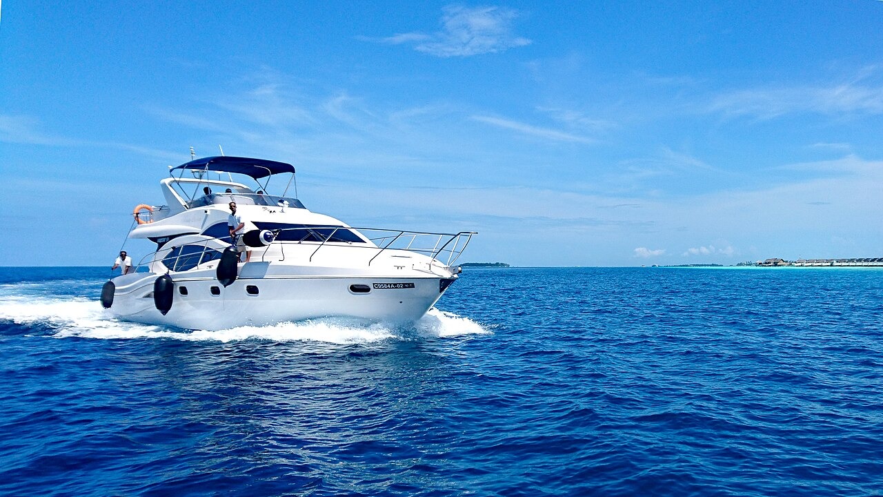 yacht sailing in the Maldives