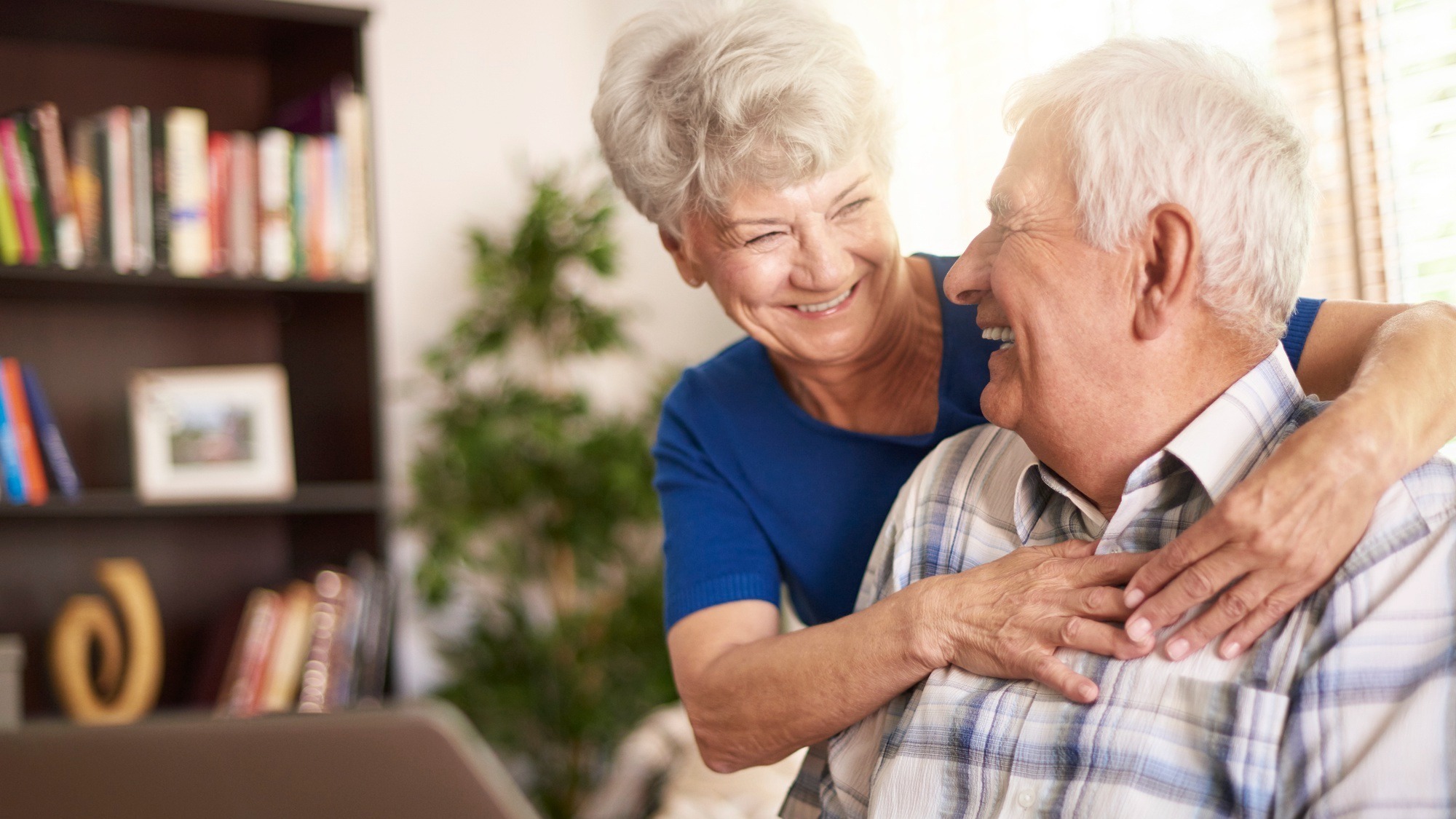 Senior marriage using laptop in the living room