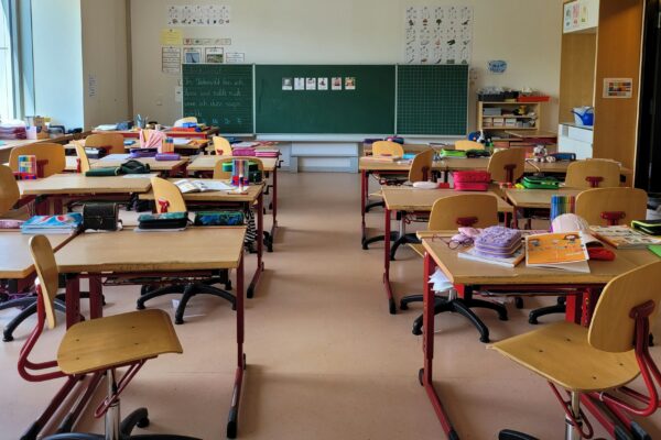 A classroom filled with lots of desks and chairs