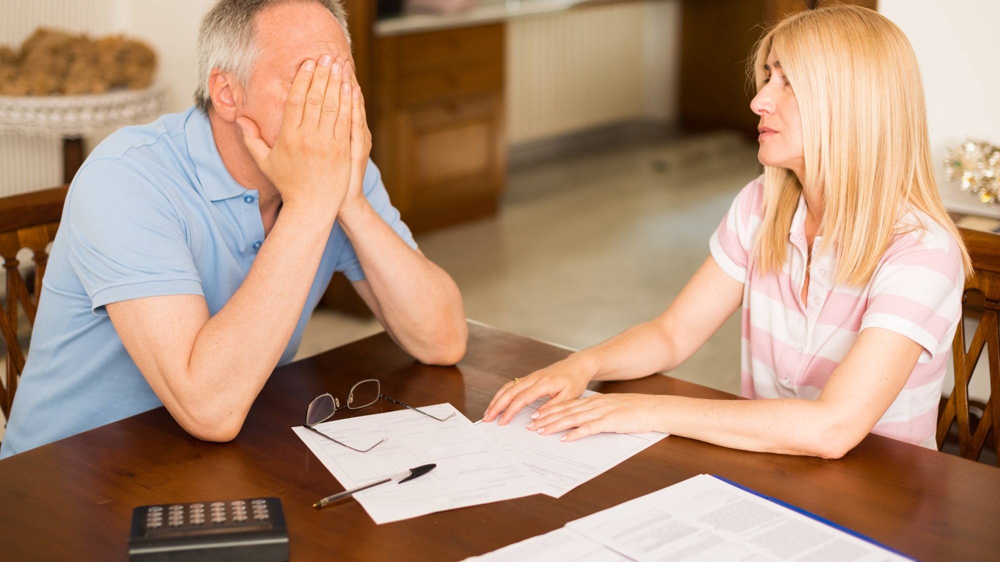 Worried couple calculating their expenses together