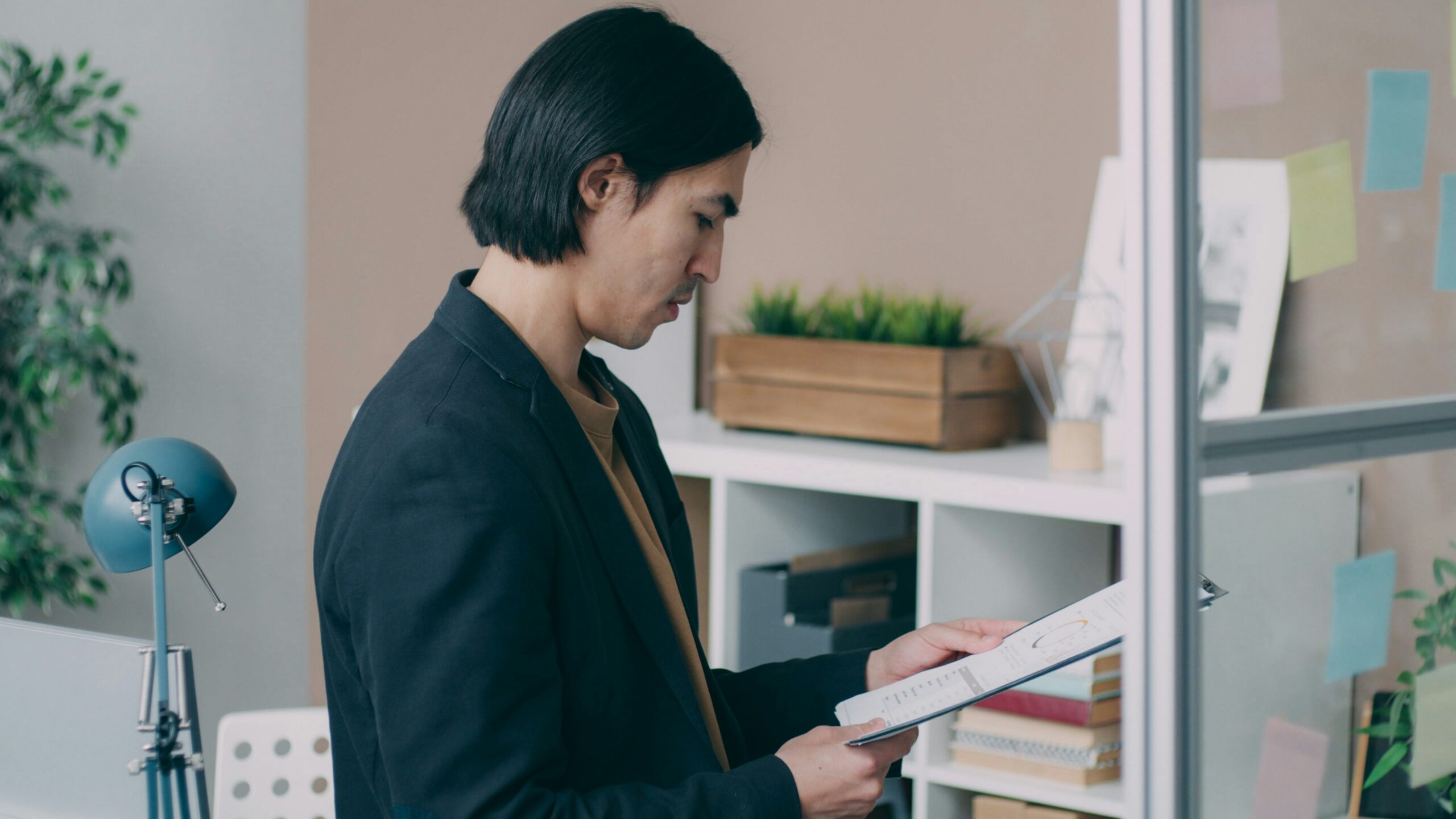 A man standing in front of a book shelf