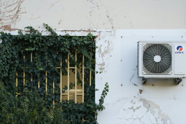 a air conditioner mounted to the side of a building